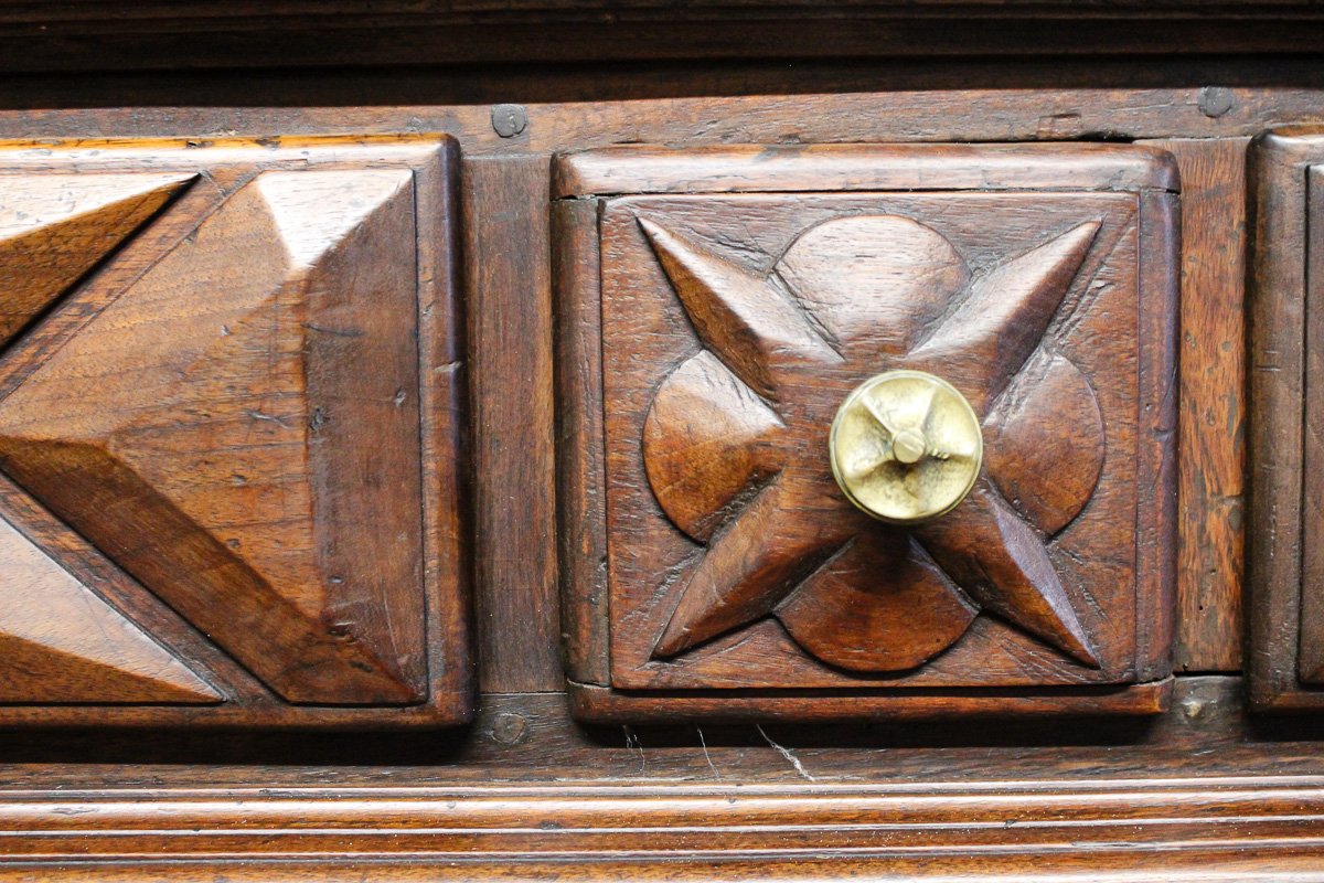 Antica credenza piemontese in noce con formelle scolpite, inizi XIX secolo-photo-4