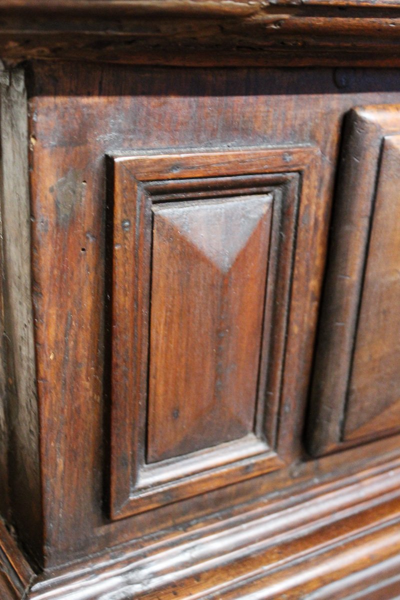 Antica credenza piemontese in noce con formelle scolpite, inizi XIX secolo-photo-2
