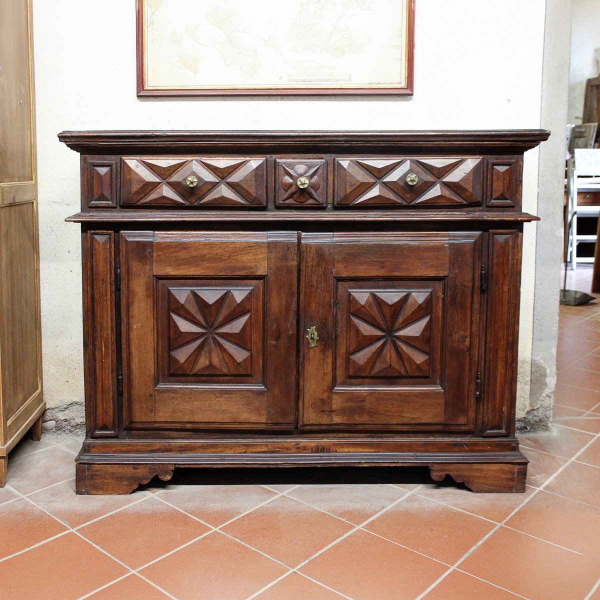 Antica credenza piemontese in noce con formelle scolpite, inizi XIX secolo