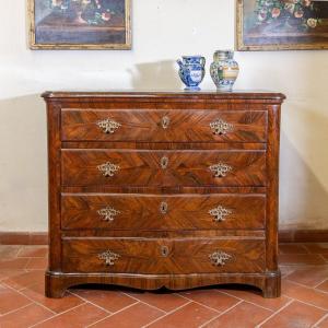 Cassettone in noce e palissandro lastronato, Liguria Genova primo '700