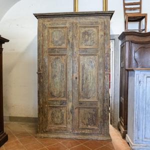 Antico stipo a due ante laccato verde con tre formelle, Toscana, '600
