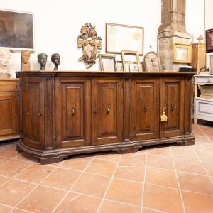 Imponenete credenza emiliana in noce del XVIII secolo a sei ante