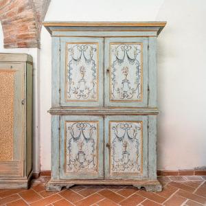 Credenza toscana a doppio corpo dipinta con motivi floreali, XVII secolo
