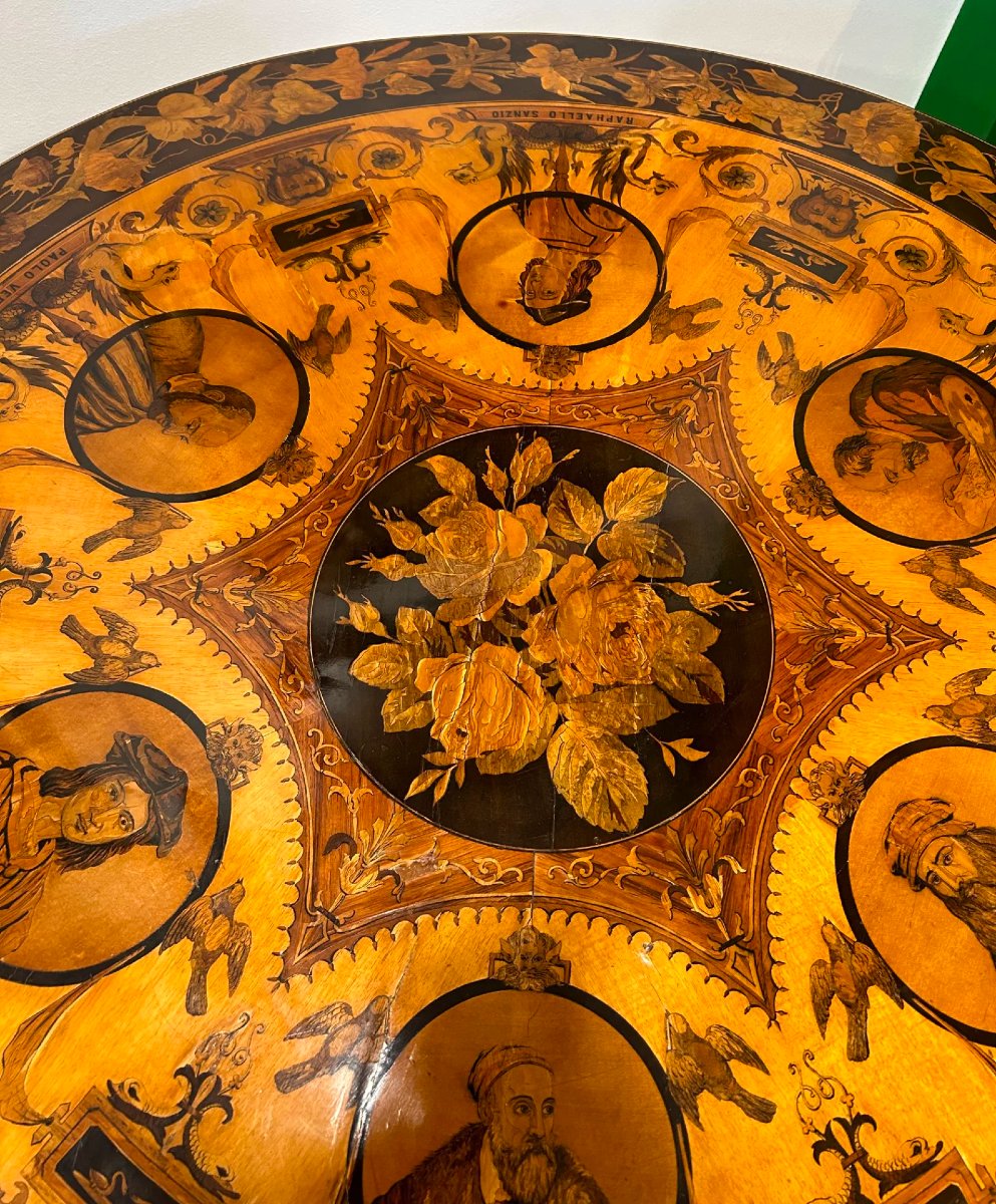 Raro tavolo intarsiato con ritratti di artisti rinascimentali-photo-4