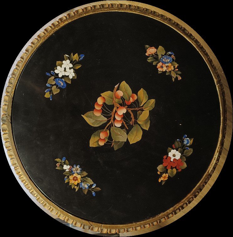 Importante tavolino in legno intagliato e dorato con piano in commesso di pietre dure,Firenze.