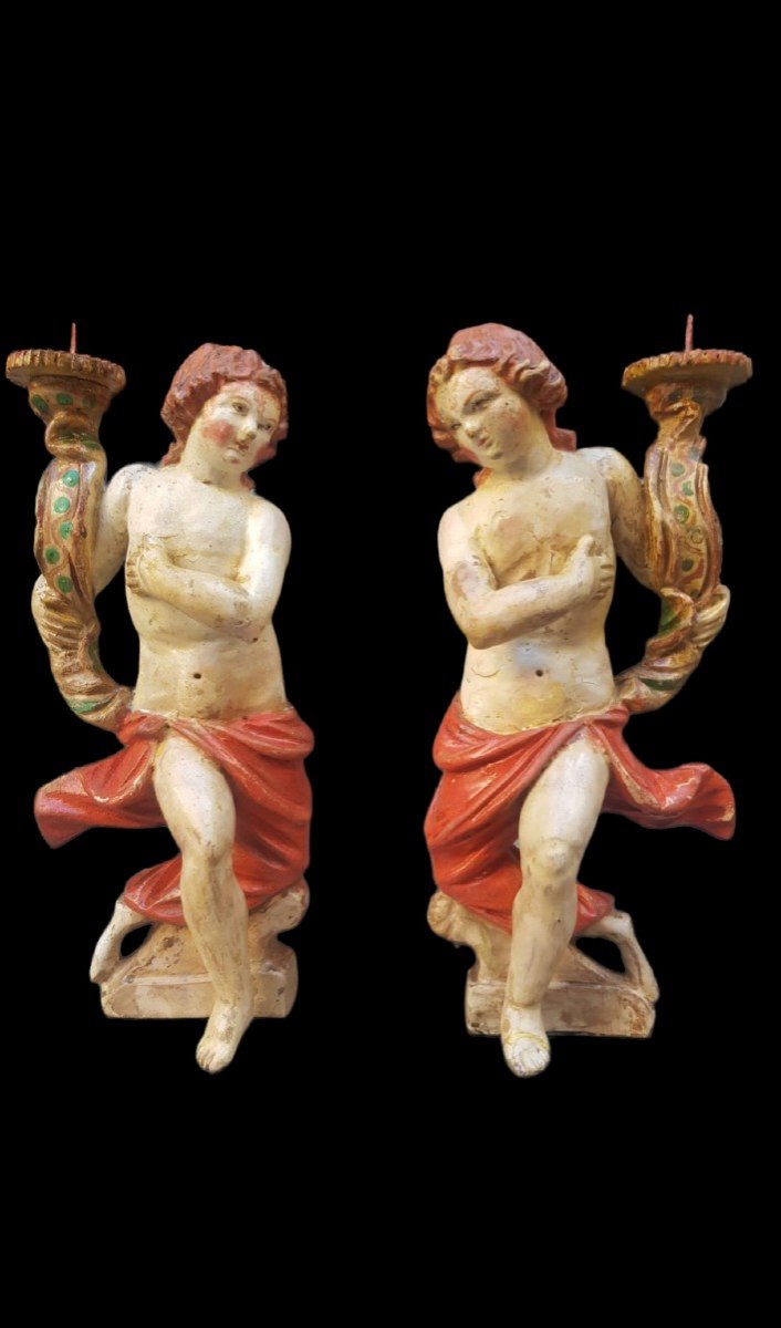 Coppia di particolari angeli reggicero in legno policromo,  Italia ,fine del XVIII secolo.