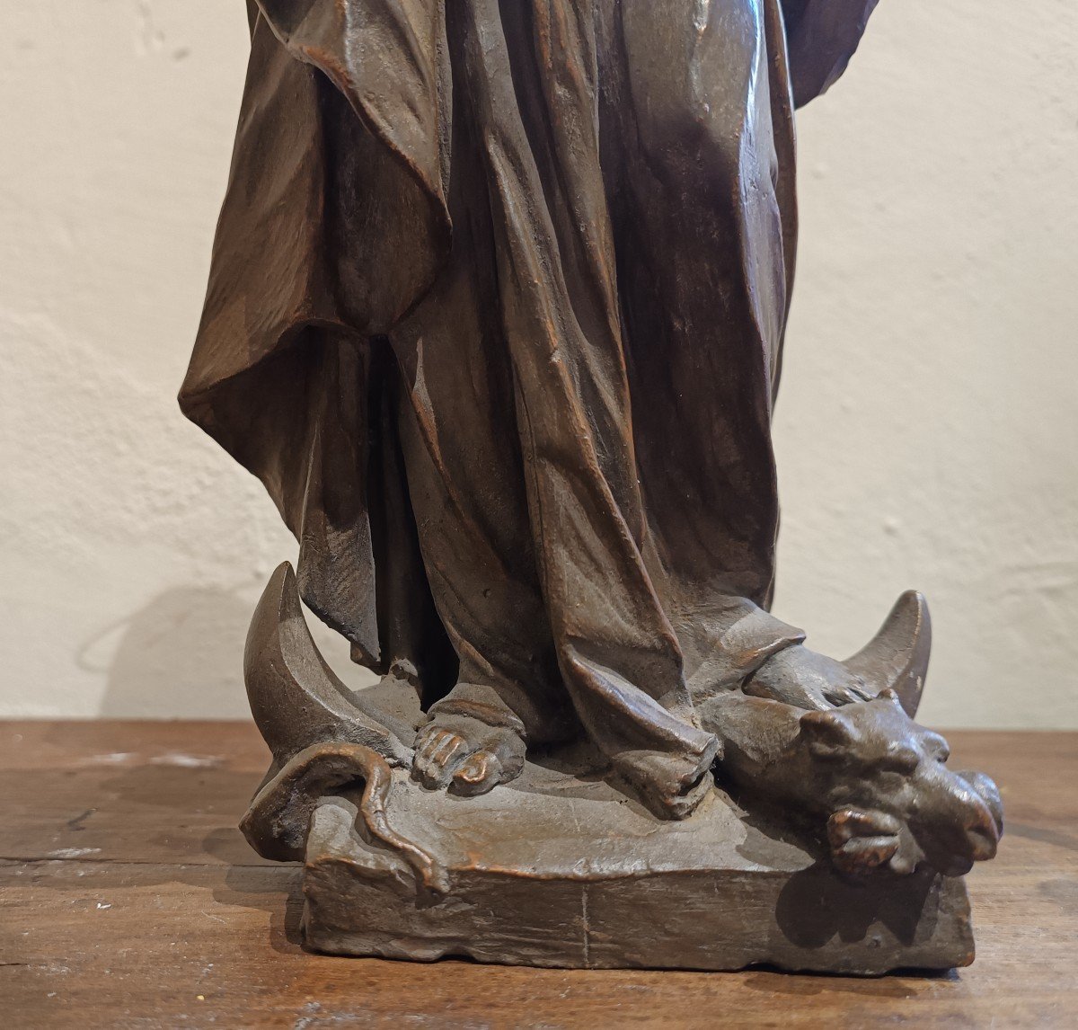 Bella scultura in terracotta raffigurante vergine dell'apocalisse con drago e luna. Italia, inizio del XVIII secolo.-photo-1