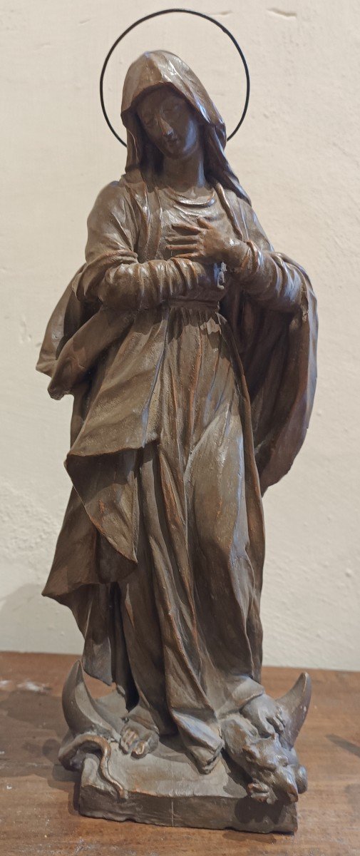 Bella scultura in terracotta raffigurante vergine dell'apocalisse con drago e luna. Italia, inizio del XVIII secolo.