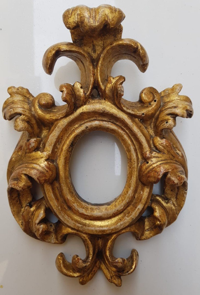 Bella cornice barocca in legno intagliato a volute e dorato,Italia ,XVII secolo.