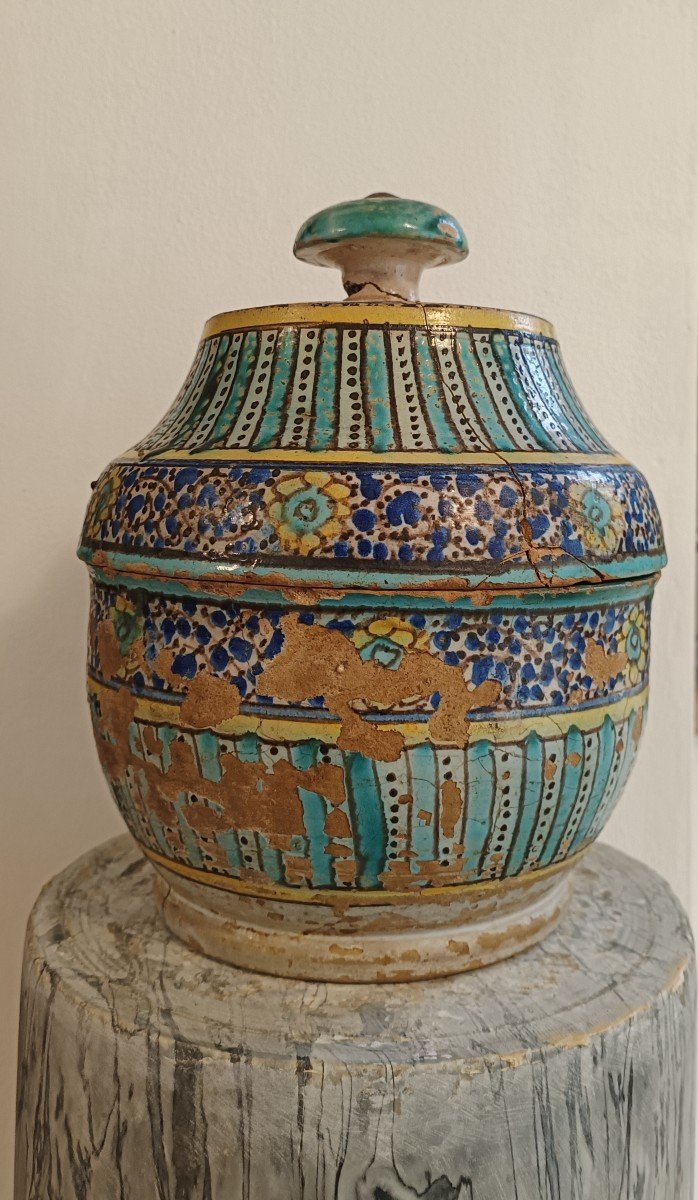 Antico vaso in ceramica smaltata ,Medio-Oriente, inizio del XIX secolo.
