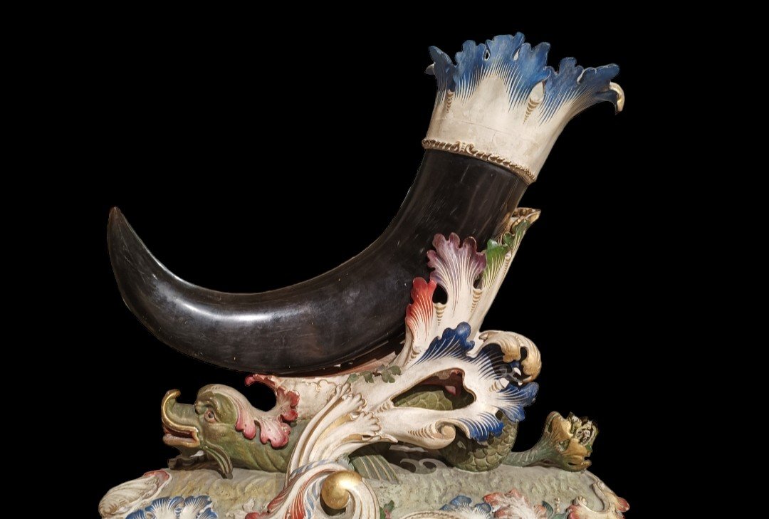 Importante centrotavola con  in legno scolpito policromo e dorato e corno.Italia prima metà XIX