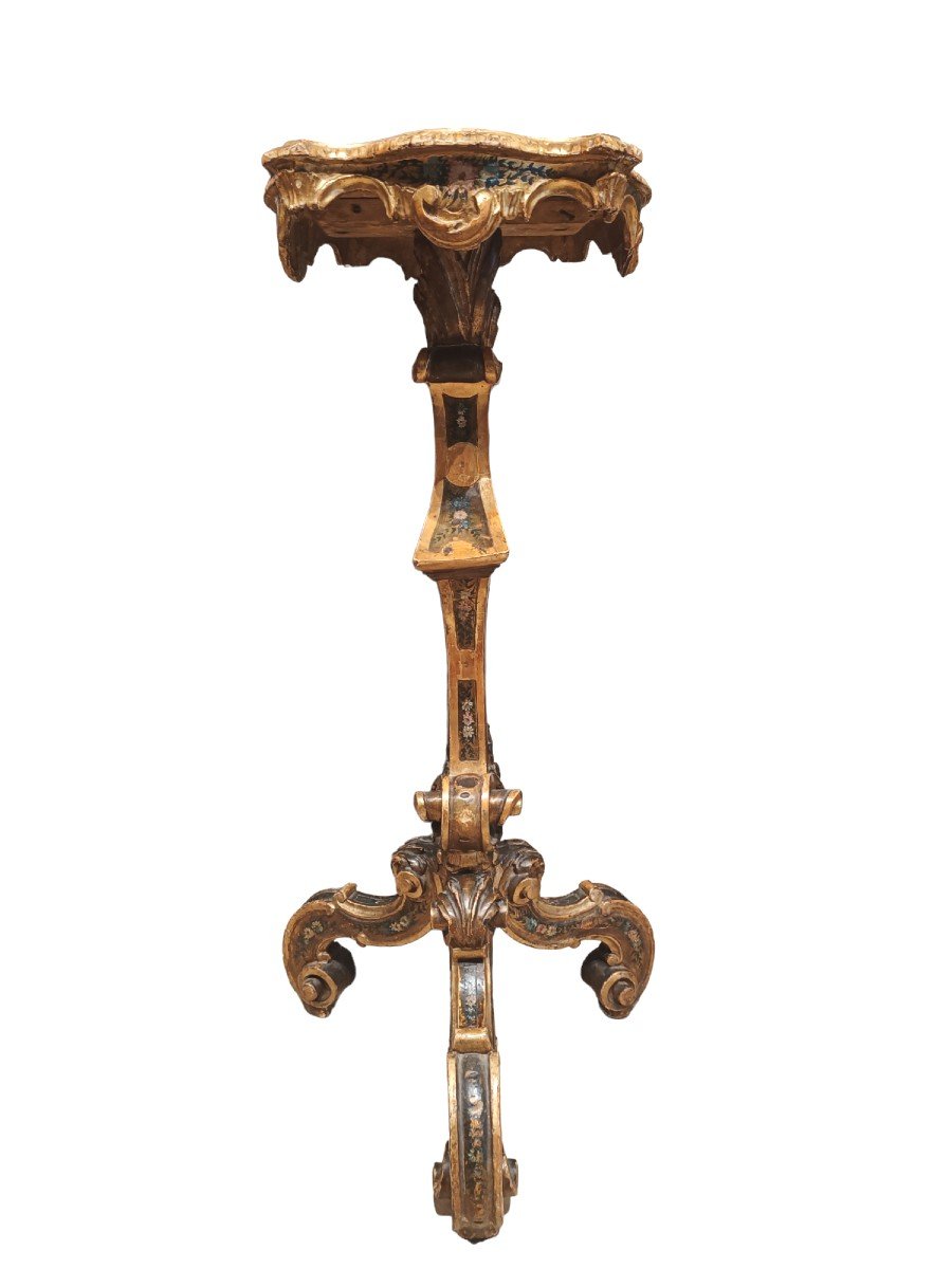 Gueridon in legno dorato e laccato.  Veneto ,XIX secolo.