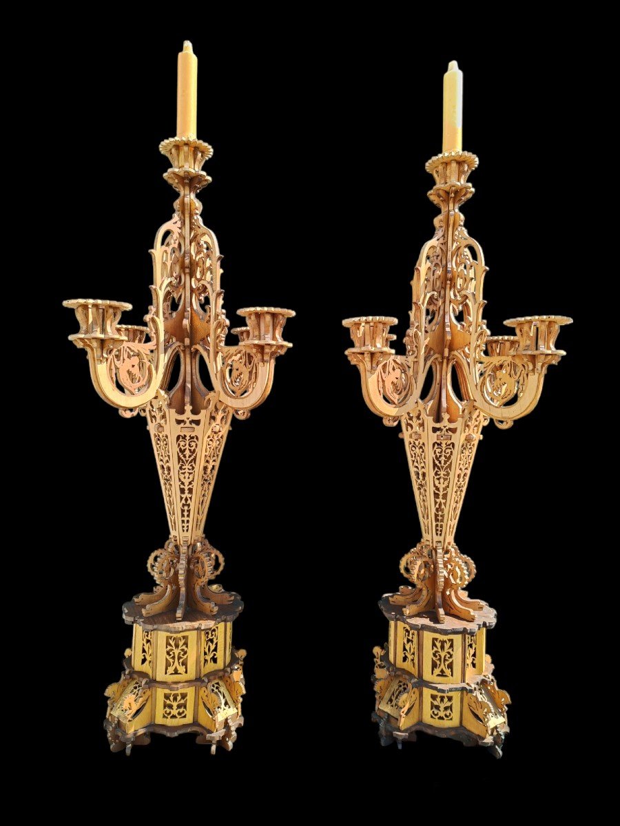 Coppia di candelabri in legno traforato. Italia ,fine XIX secolo