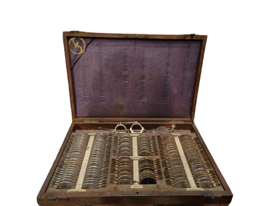 Set da ottico con lenti e vari strumenti.Inghilterra,fine XIX secolo.