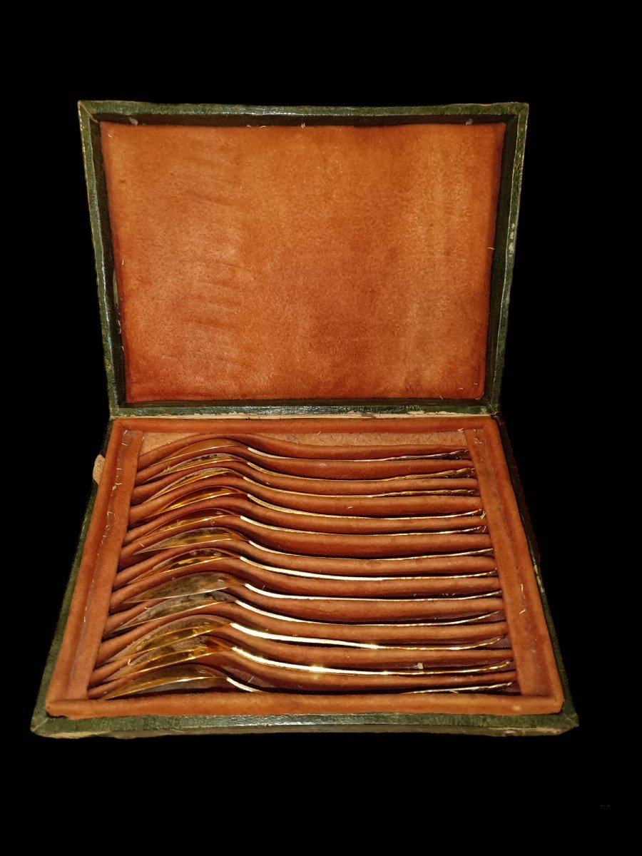 Scatola in cuoio con set di cucchiai in argento vermeil. Parigi,prima metà XIX secolo.