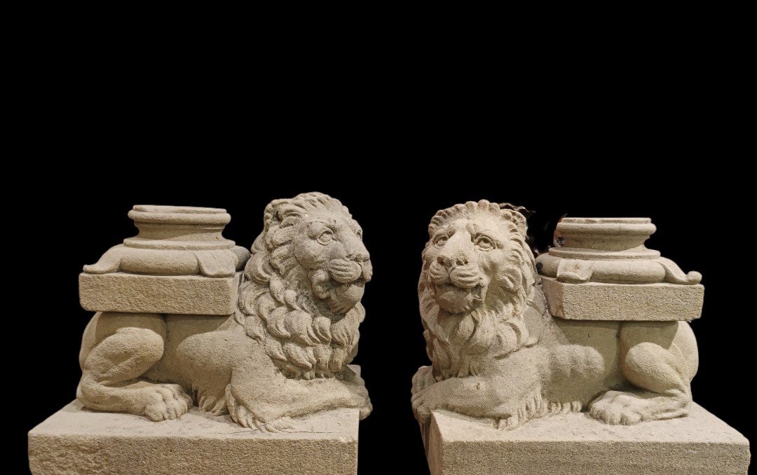 Coppia di leoni scolpiti in pietra serena. Toscana ,XVIII secolo.