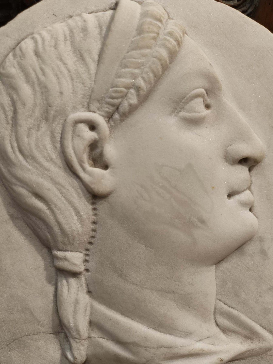 Rilievo in marmo bianco raffigurante figura classica.Italia,inizio XIX secolo.-photo-2