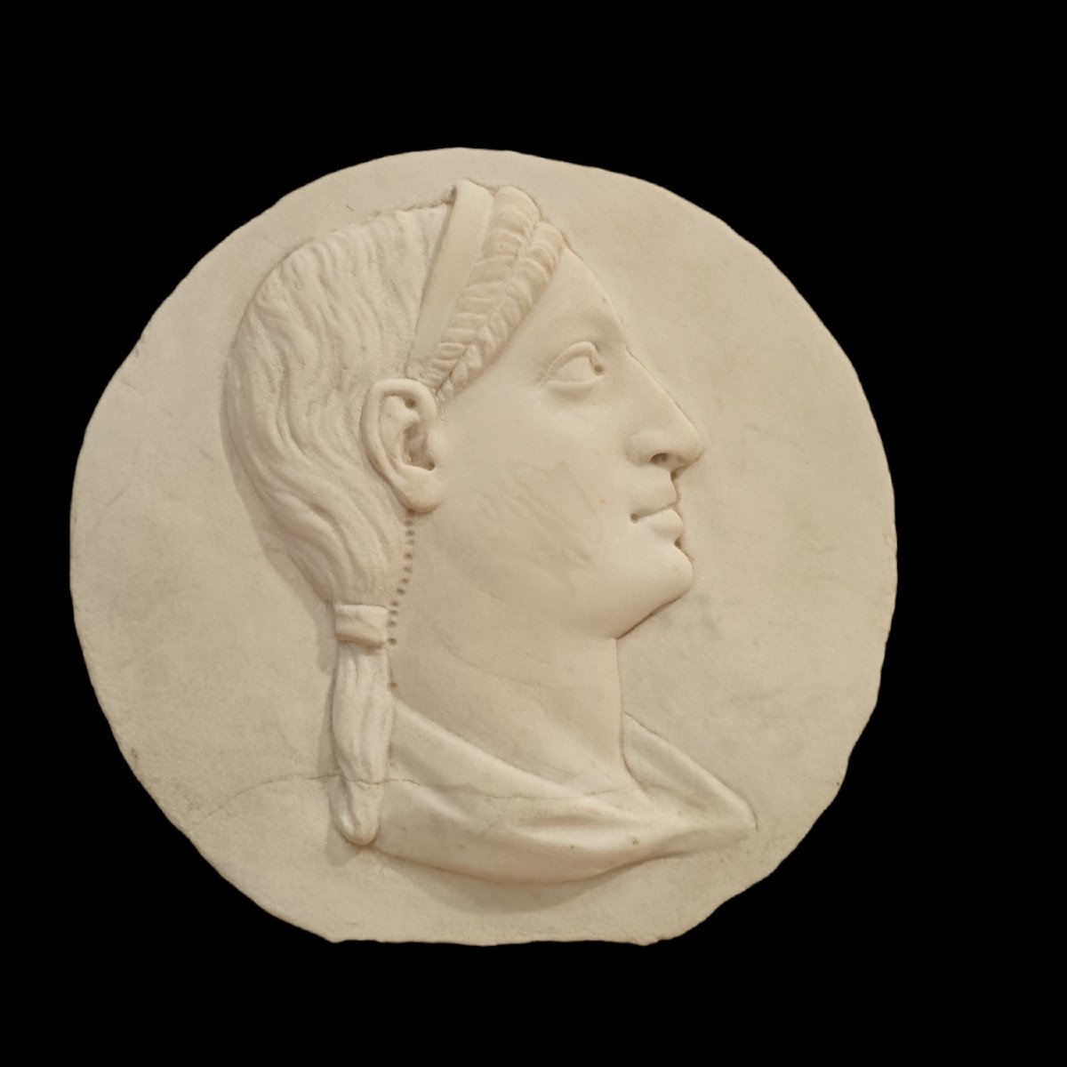 Rilievo in marmo bianco raffigurante figura classica.Italia,inizio XIX secolo.