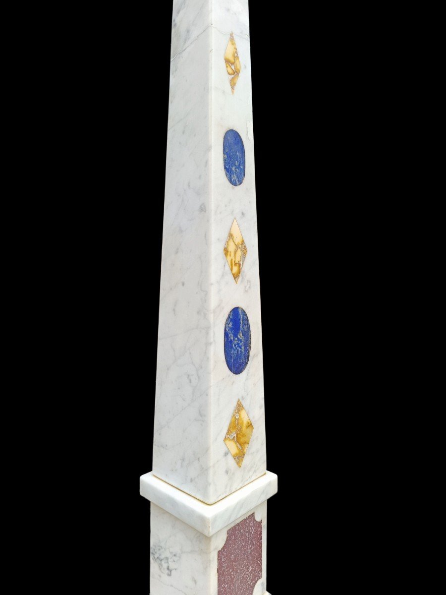 Coppia di obelischi in marmo bianco intarsiati in marmi vari.Italia,inizio XX secolo.-photo-2