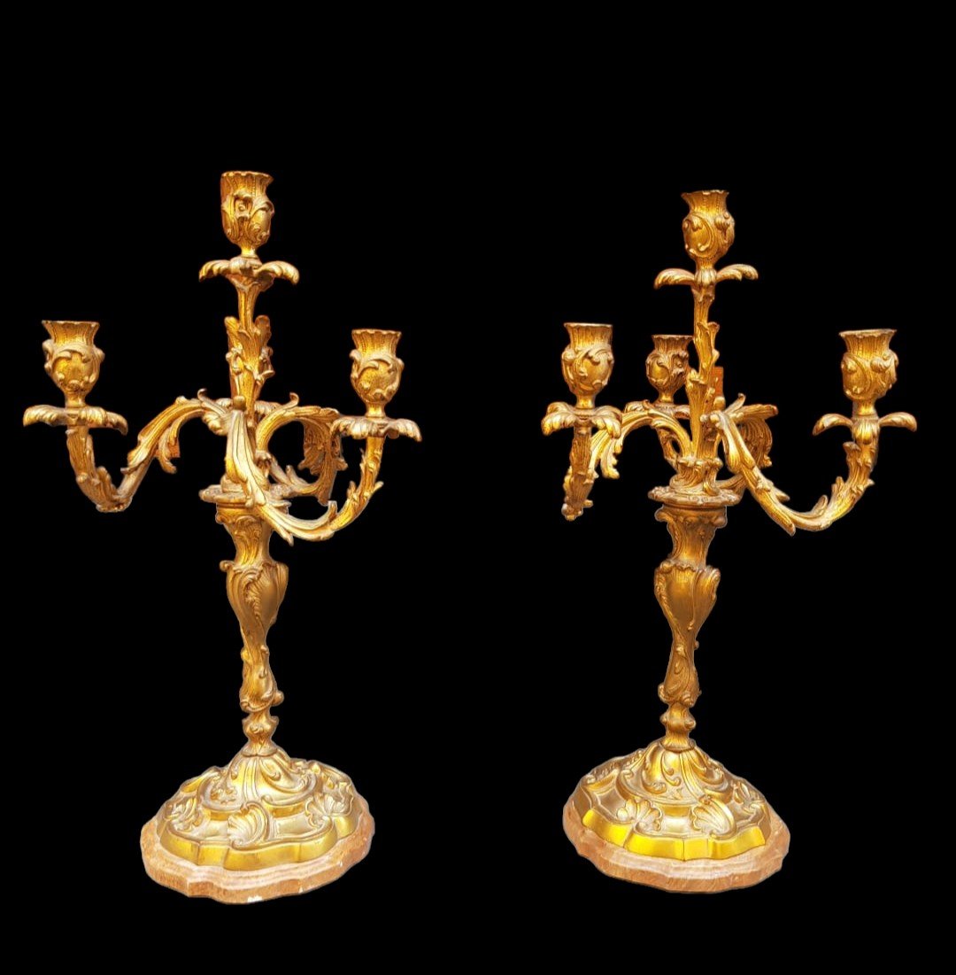Coppia di candelabri in  bronzo dorato . Francia fine XIX secolo.