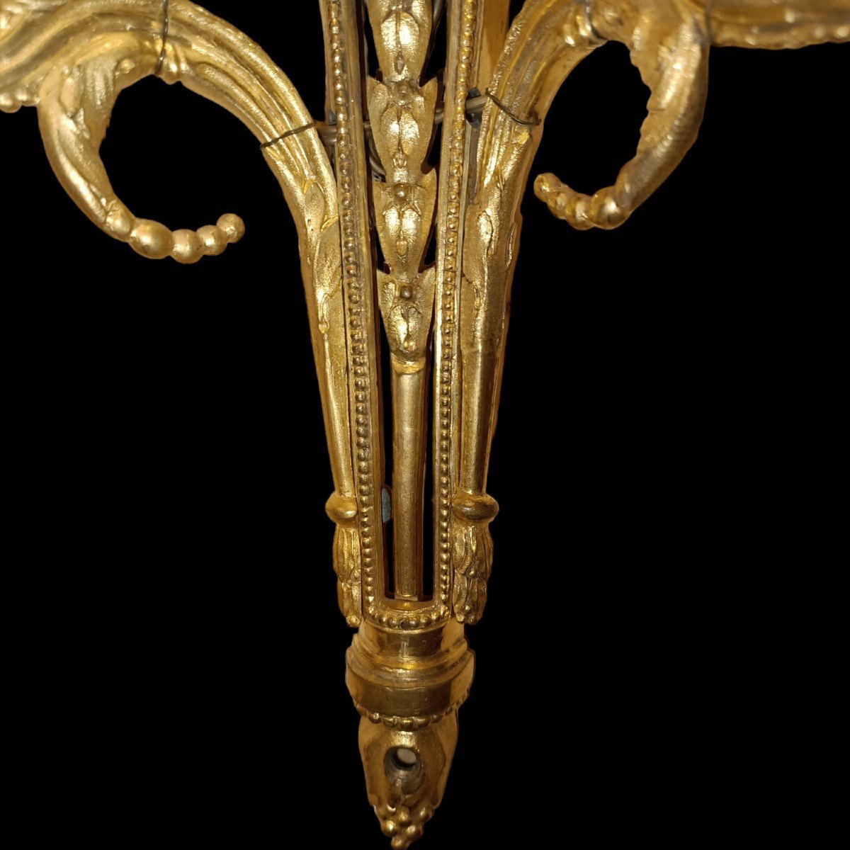 Coppia di appliques in bronzo dorato.  Francia, fine del XVIII secolo.-photo-4