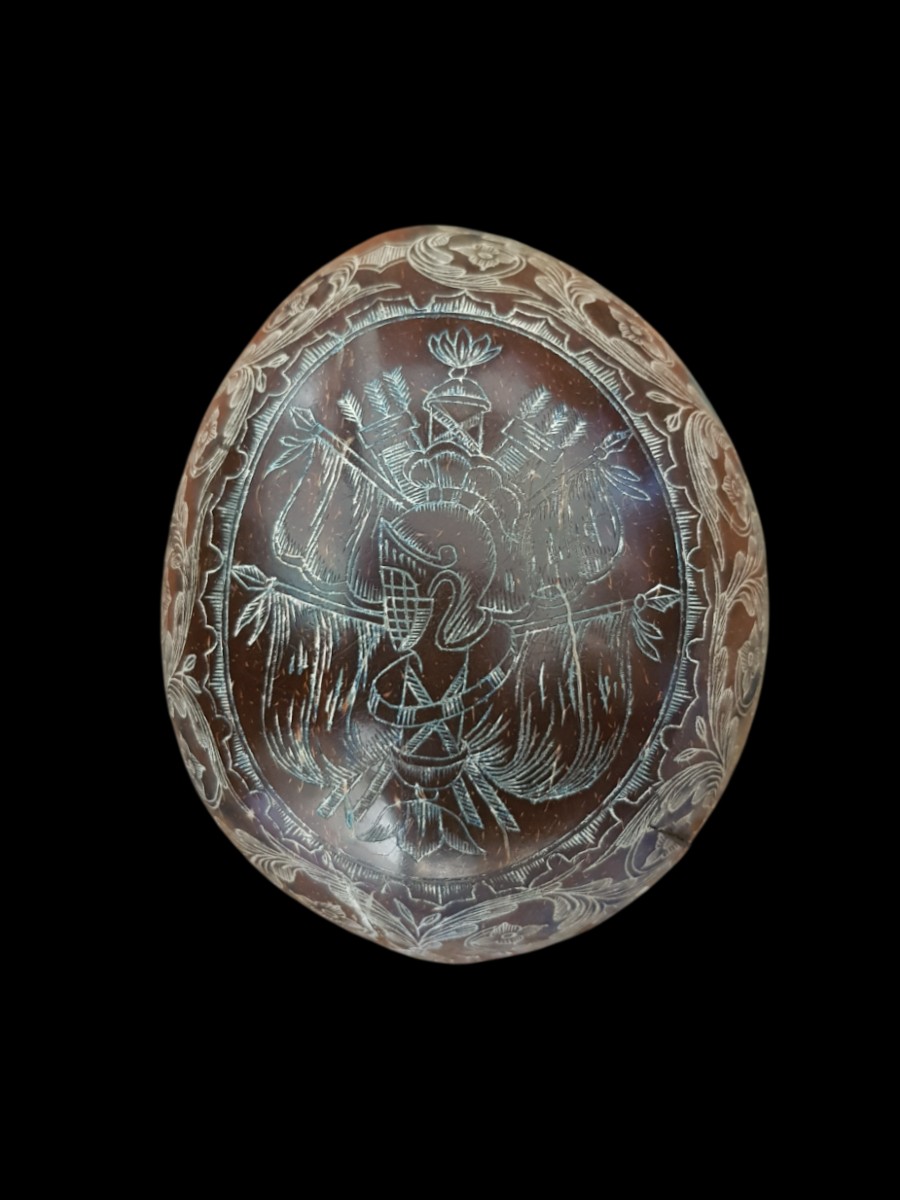 Metà noce di cocco incisa.XIX secolo.