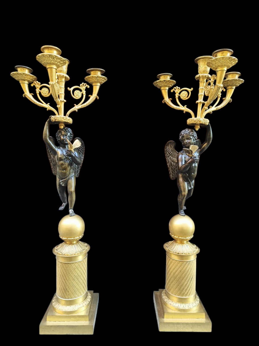 Coppia di grandi candelabri in bronzo dorato.Francia,inizio XIX secolo.