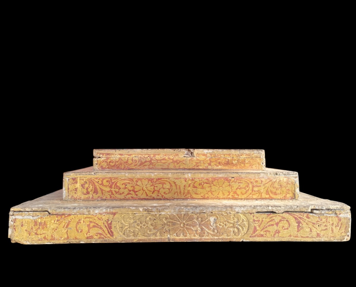 Base  in legno dorato e dipinto.Italia,fine XVI secolo.