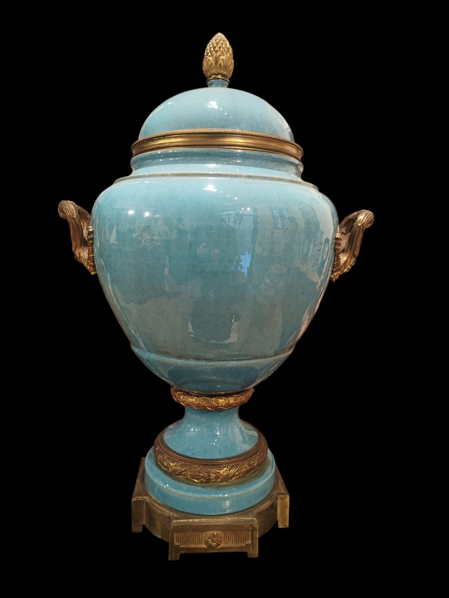 Vaso in ceramica blu e bronzo dorato.Francia,fine XIX secolo.
