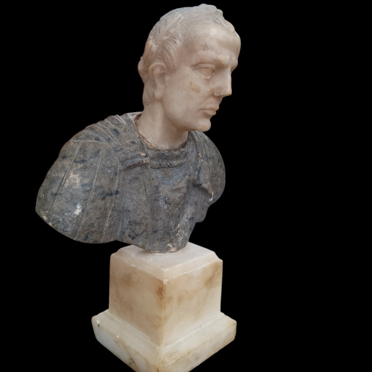 Busto di imperatore romano in marmo grigio e alabastro.Roma,inizio XIX secolo.-photo-2