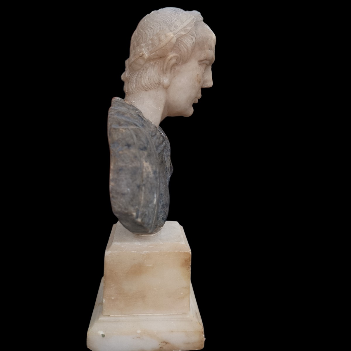 Busto di imperatore romano in marmo grigio e alabastro.Roma,inizio XIX secolo.-photo-3