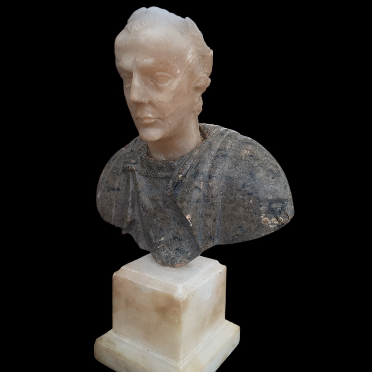 Busto di imperatore romano in marmo grigio e alabastro.Roma,inizio XIX secolo.-photo-4