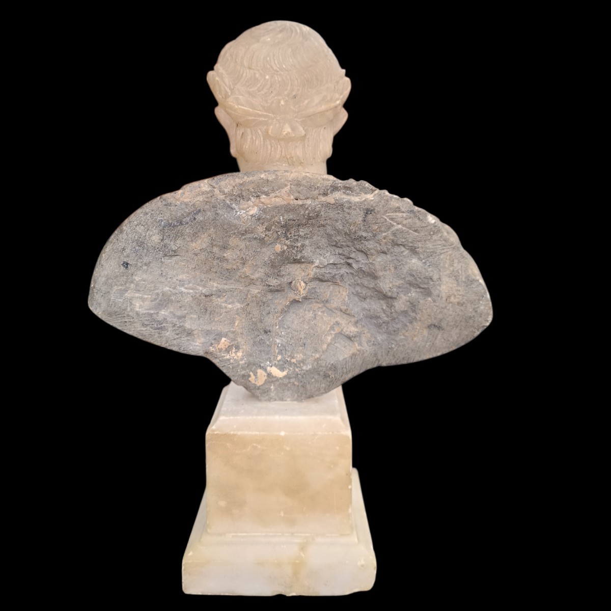 Busto di imperatore romano in marmo grigio e alabastro.Roma,inizio XIX secolo.-photo-1