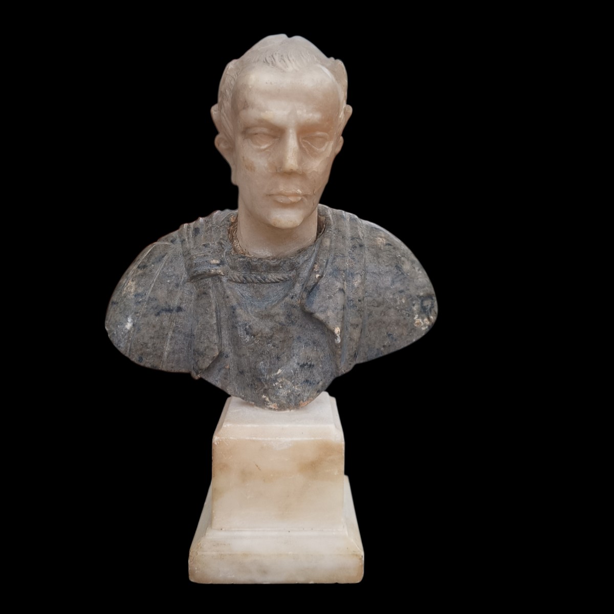 Busto di imperatore romano in marmo grigio e alabastro.Roma,inizio XIX secolo.