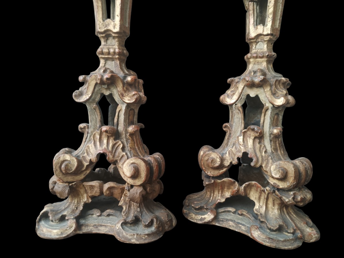 Coppia di candelieri in legno dorato e laccato.Venezia,XVIII secolo.-photo-1