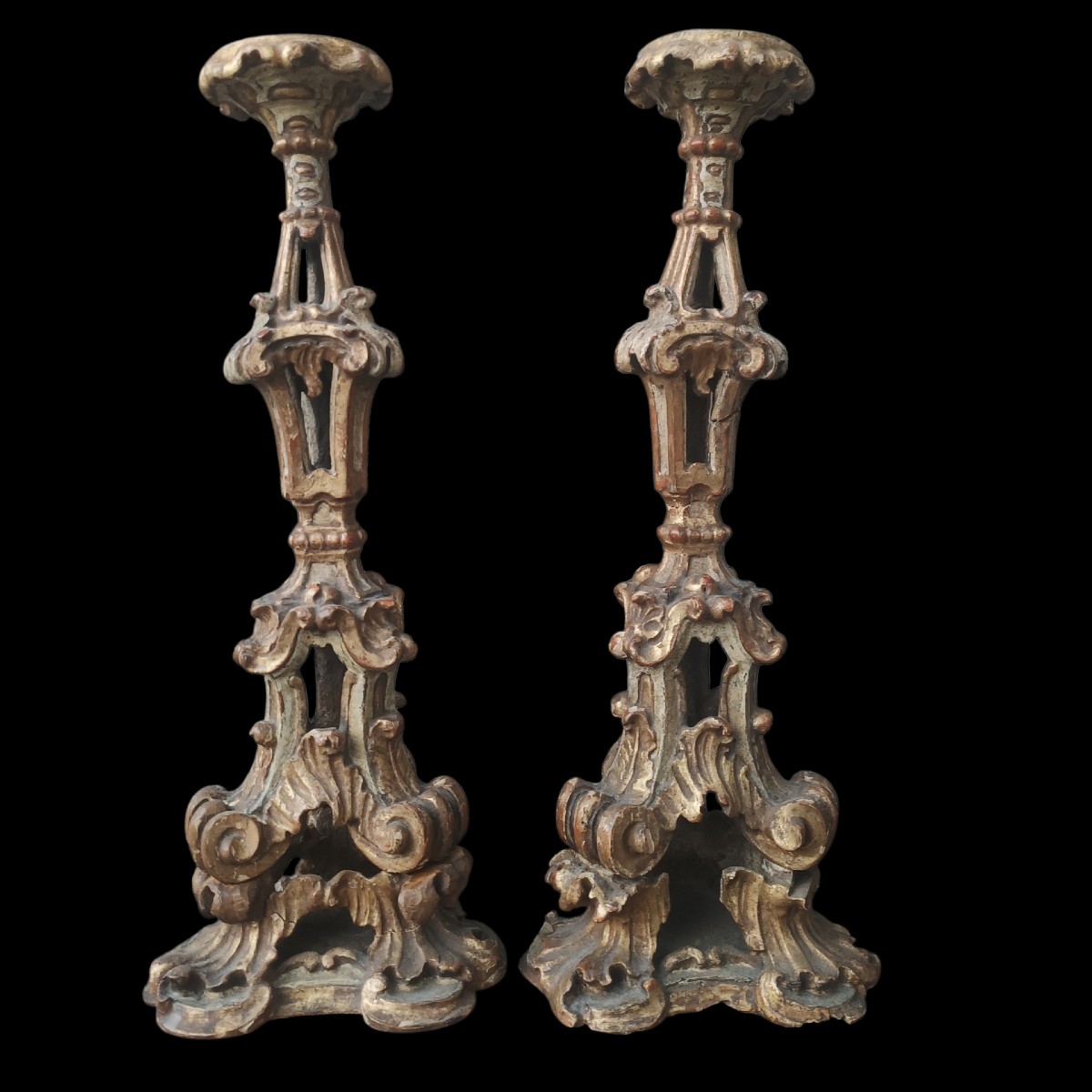Coppia di candelieri in legno dorato e laccato.Venezia,XVIII secolo.