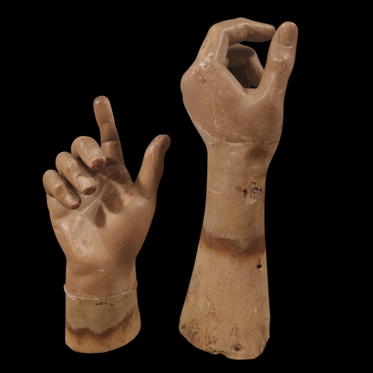 Coppia di mani in legno dipinto. Napoli,XVIII secolo.