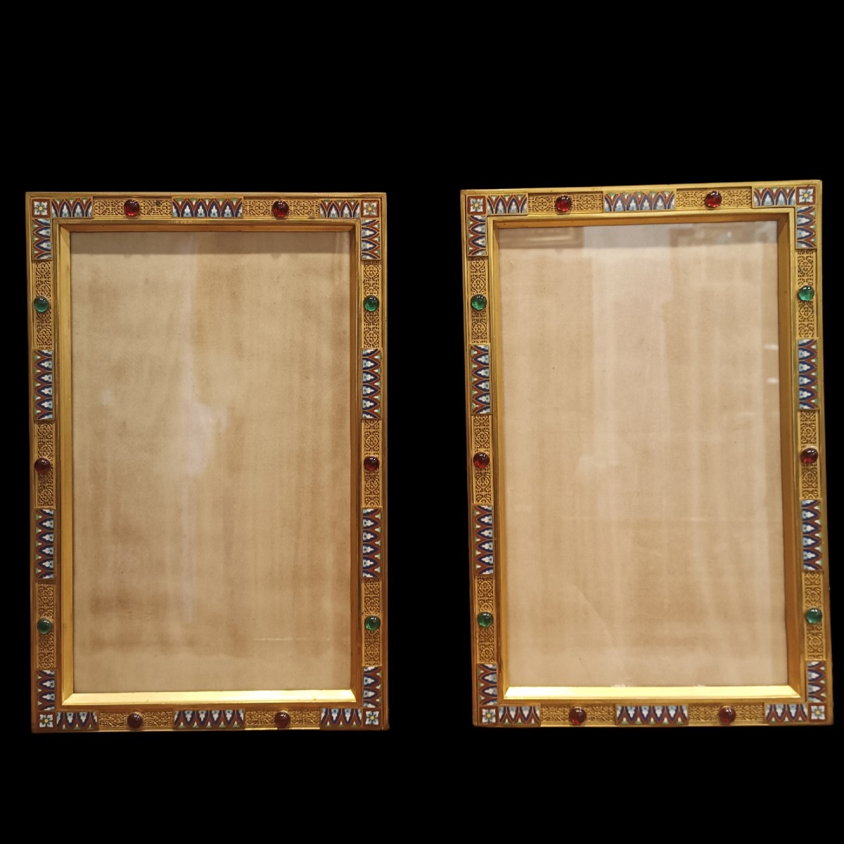 Coppia di cornici in metallo dorato e smalti.Russia,inizio XX secolo.