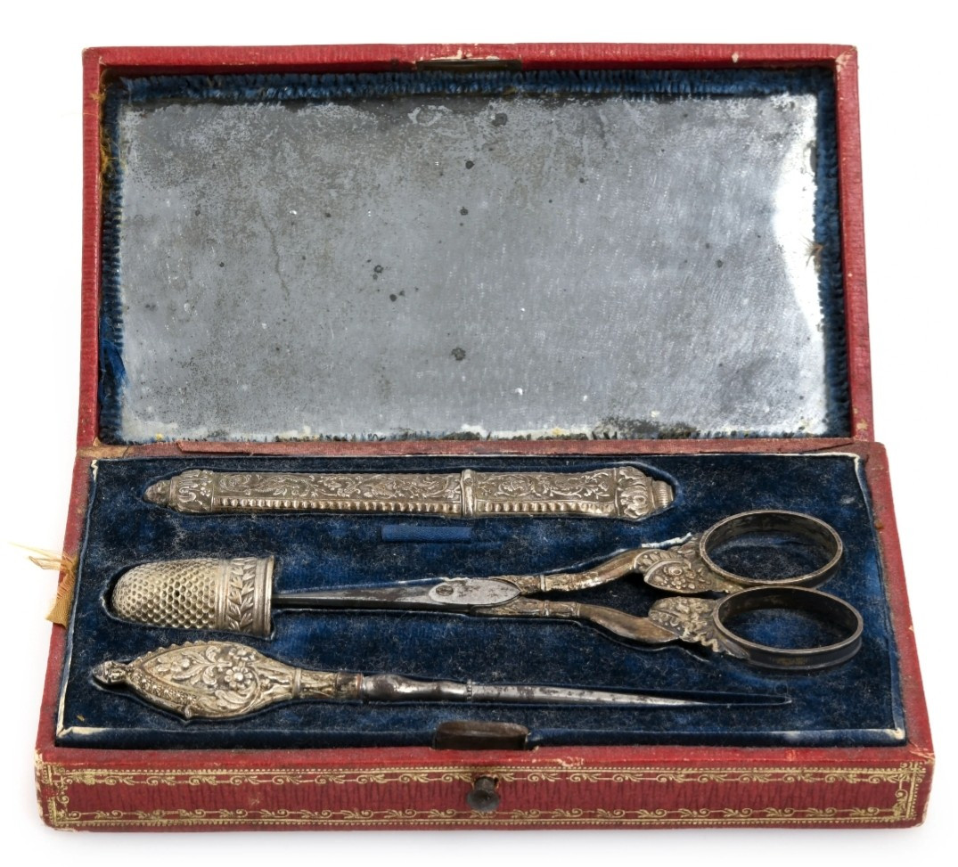 Servizio da cucito in argento