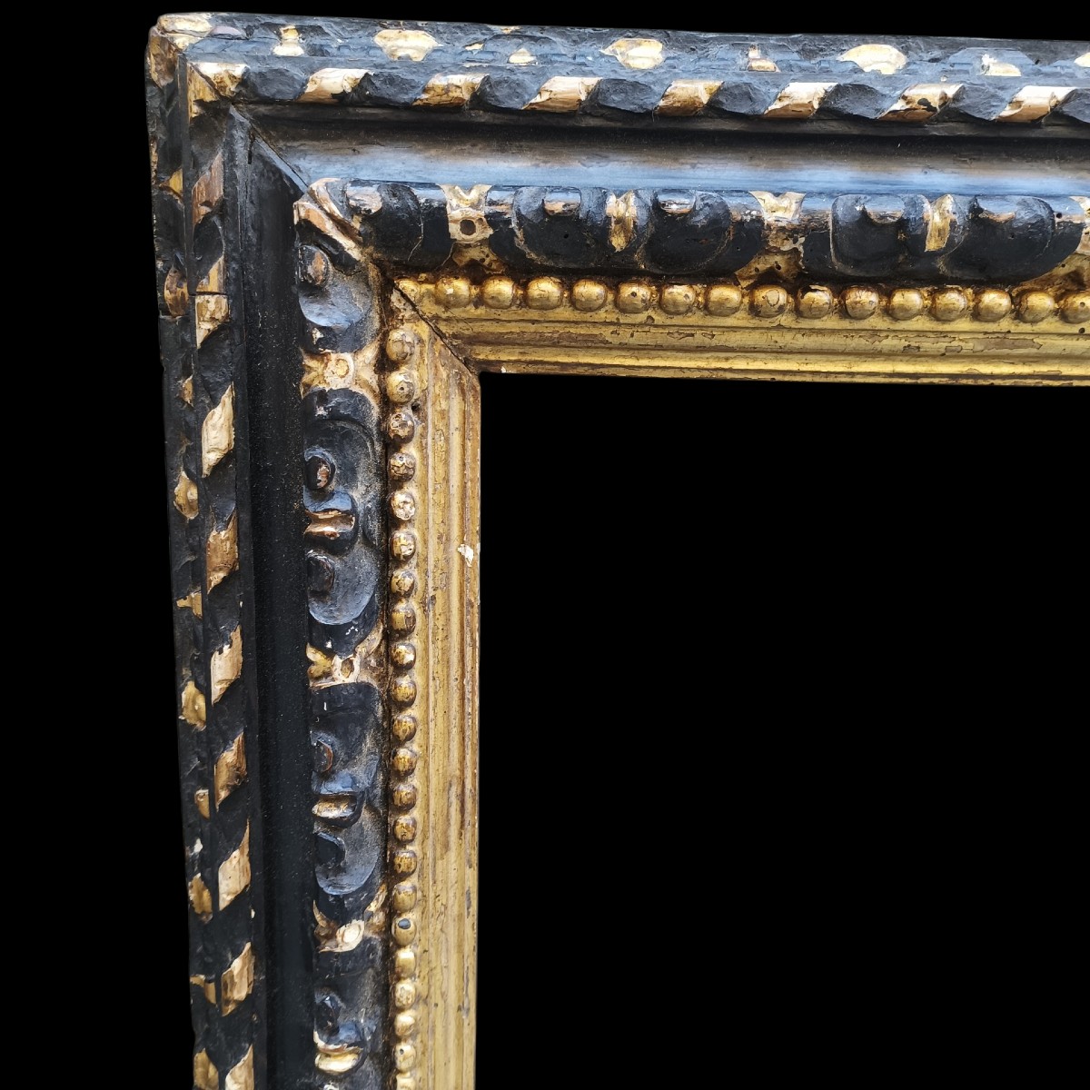 Cornice in legno intagliato.Italia centrale,XVII secolo-photo-2