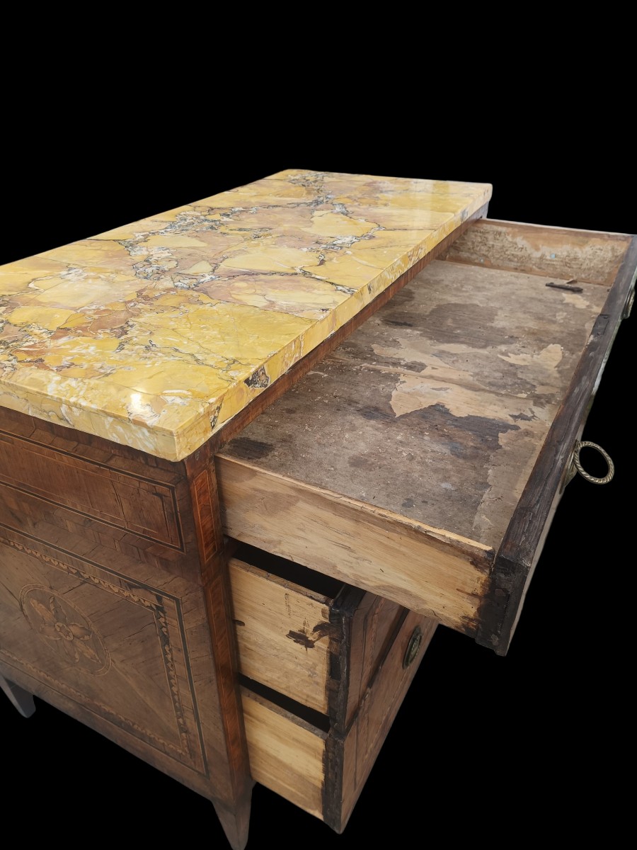 Cassettone in legno intarsiato.Lombardia,fine XVIII secolo.-photo-1