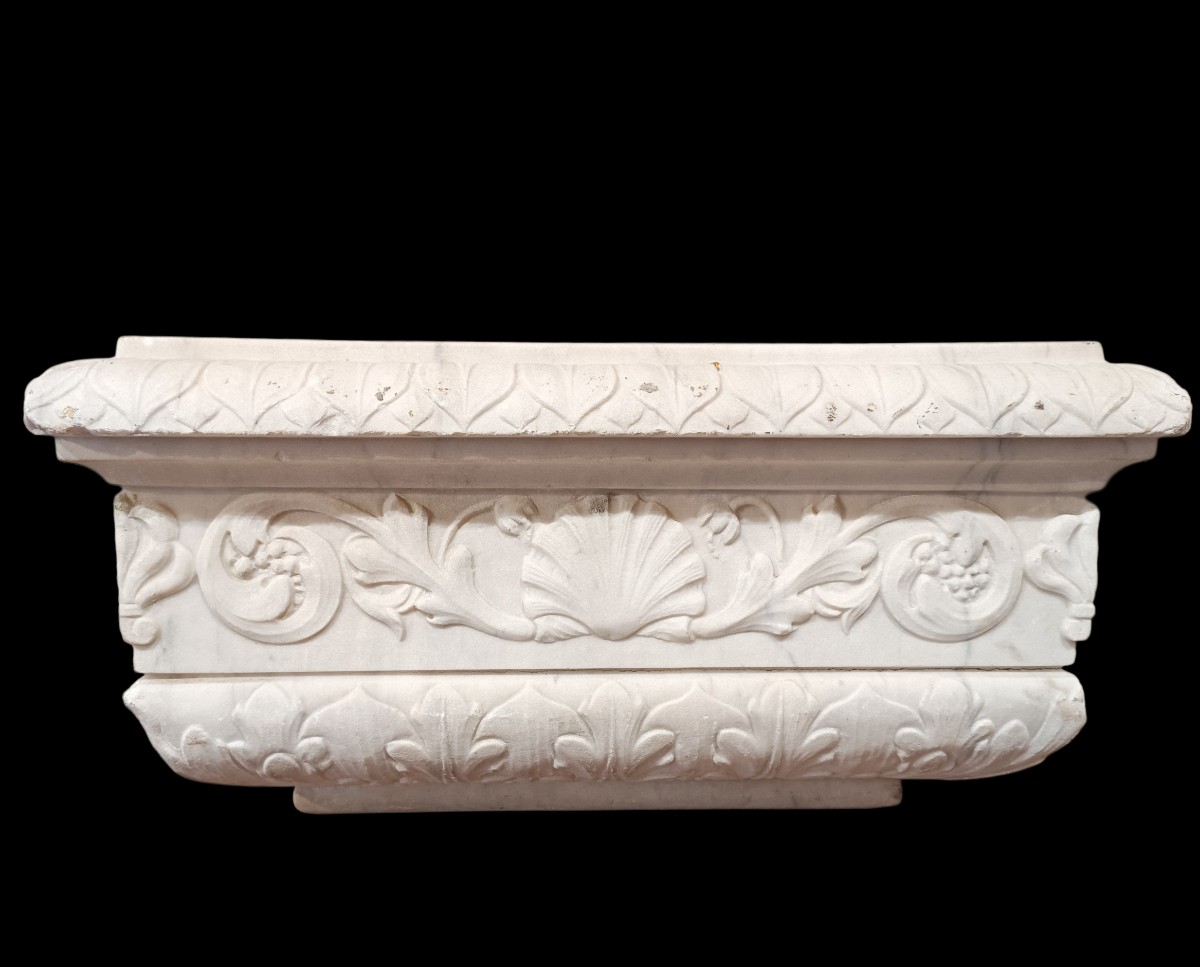 Vasca in marmo bianco scolpito. Italia,Periodo neoclassico.