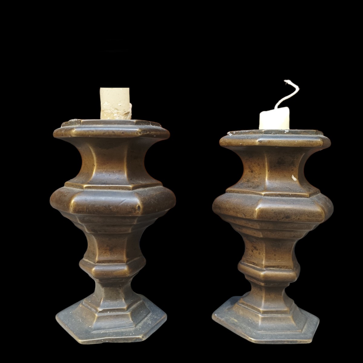 Coppia di candelieri in bronzo.Italia,XVII secolo.