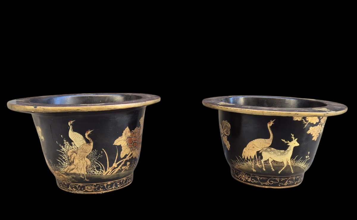 Coppia di vasi in cartapesta e legno decorati a cinoiserie.Fine,XIX secolo.