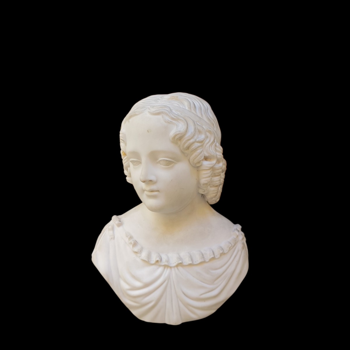 Busto in biscuit raffigurante bambina. Italia,inizio XIX secolo.