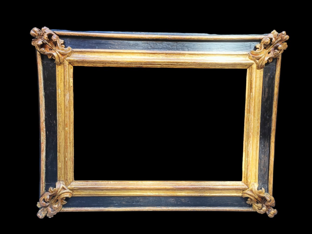 Cornice in legno laccato nero e dorato.Toscana,XVII secolo.