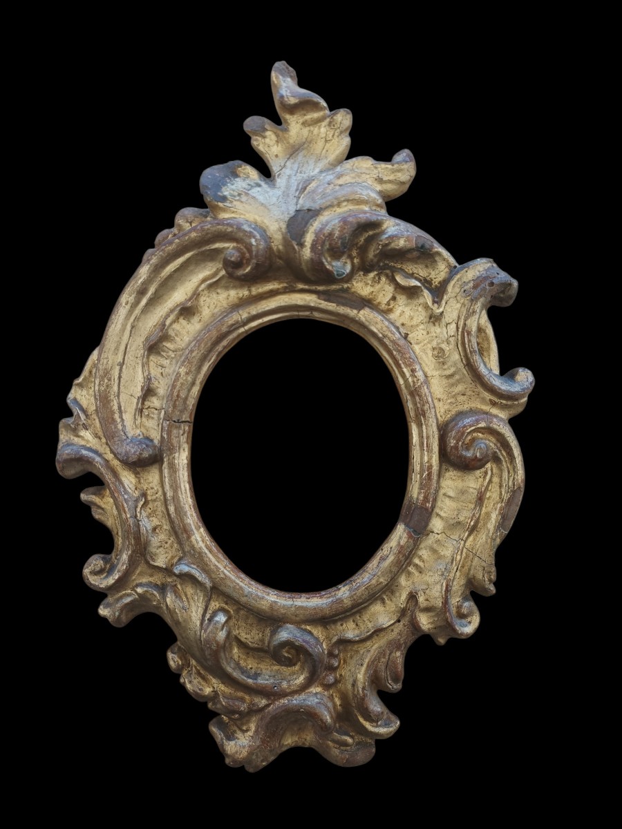 Cornice in legno intagliato e dorato. Italia,XVIII secolo.