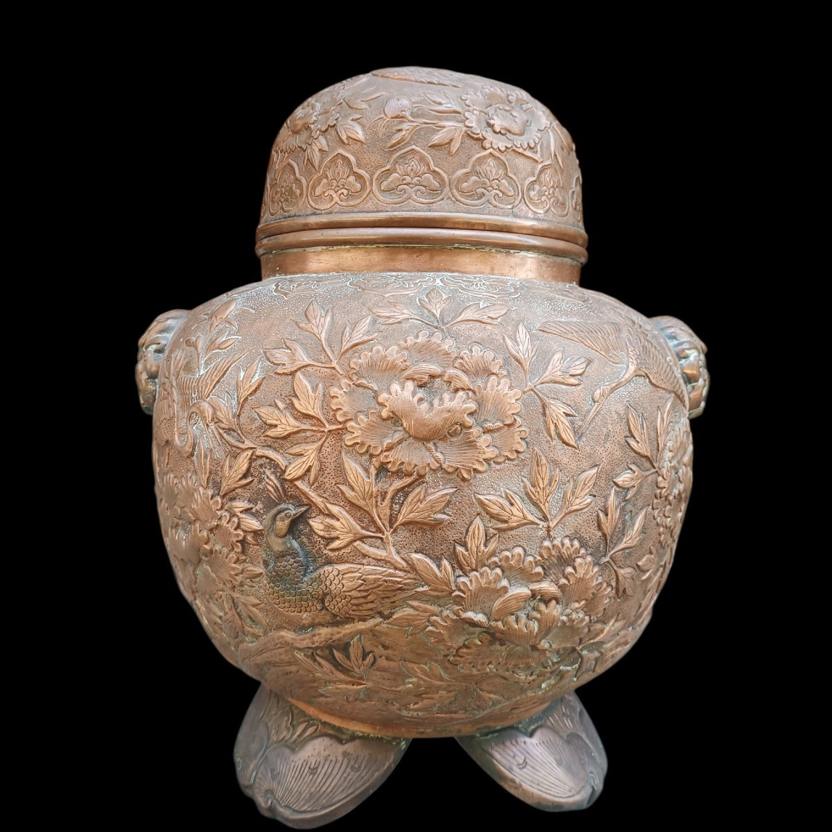 Vaso in rame sbalzato.Cina,fine XIX secolo.