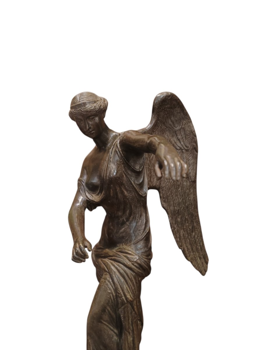 Scultura in bronzo raffigurante Nike. Italia,XIX secolo.-photo-4