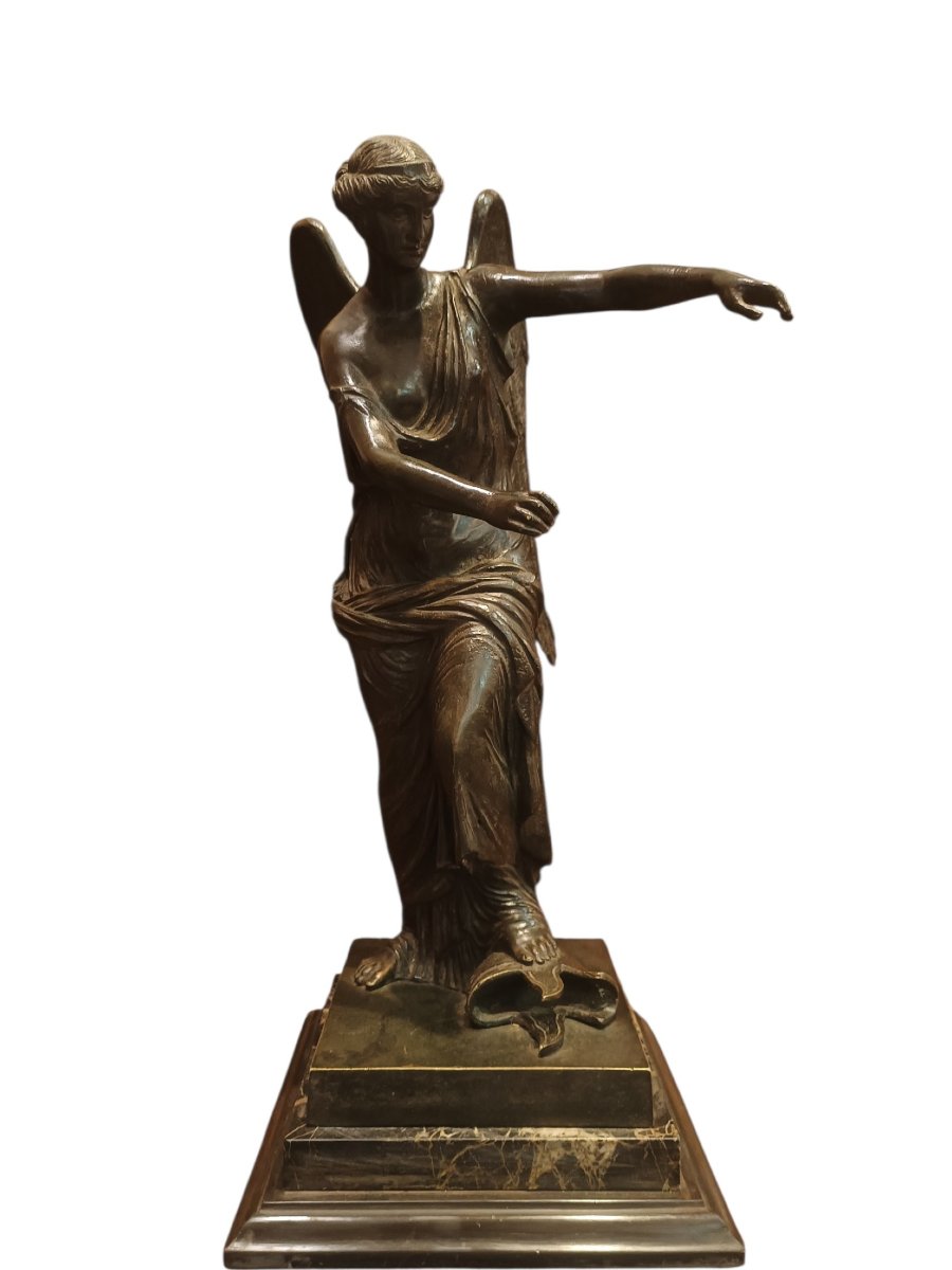 Scultura in bronzo raffigurante Nike. Italia,XIX secolo.